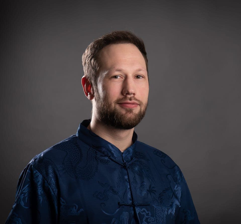 Portrait de Florian Ancel en veste chinoise indigo